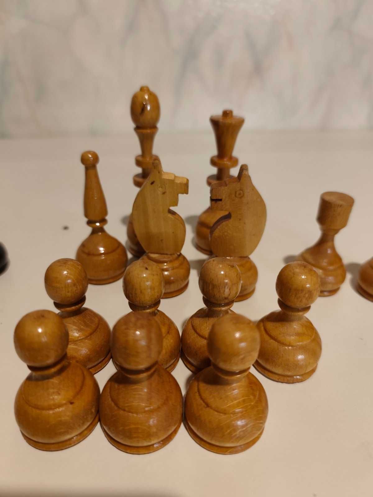 Стари дървени фигури за шах