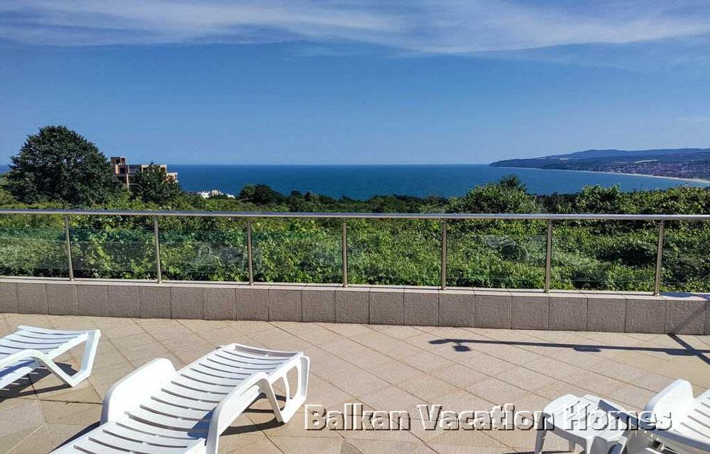 Двустаен апартамент с голяма тераса и гледка към морето в Бяла.