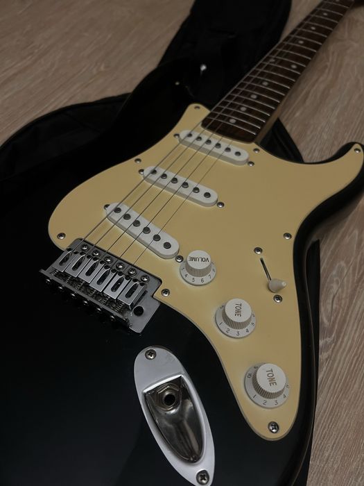 Электрогитара Squier by Fender – Bullet Strat + чехол + кабель