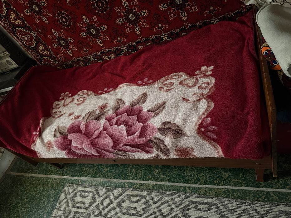 Кровать, шкаф , ковер