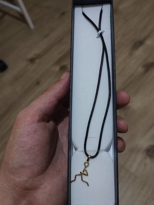 Blackfriday-Pandantiv minimalist din aur 18K – om în mișcare