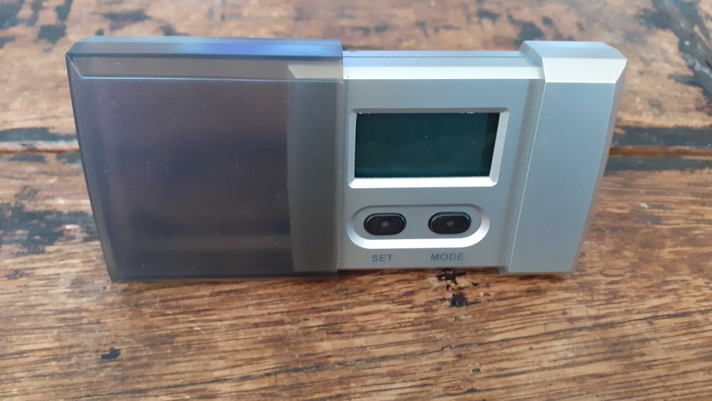 дигитален часовник за бюро и път, с будилник и лупа