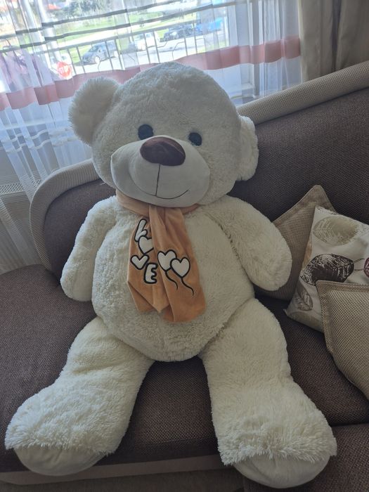 Голям плюшен мечок