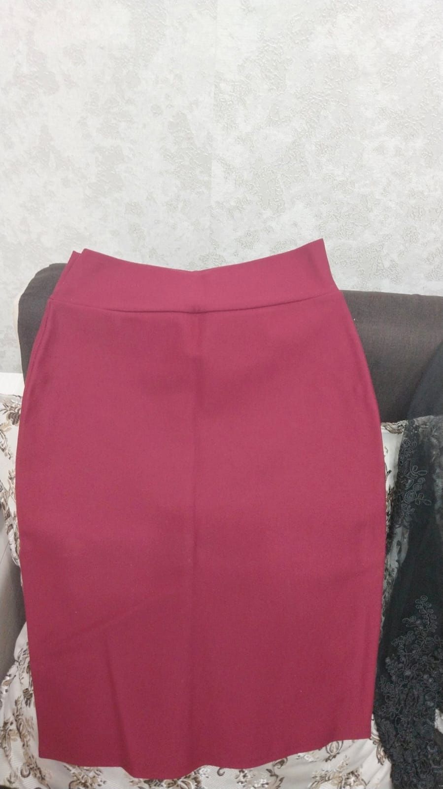 Бордовый кастюм с юбкай