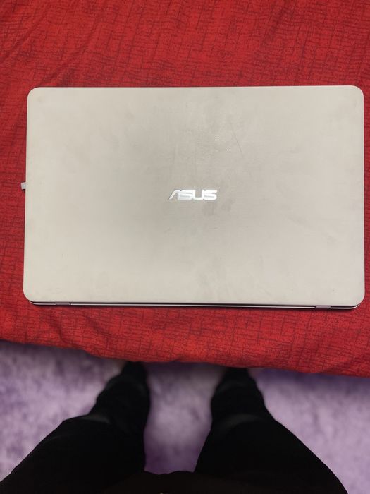 Vand leptop uri 500 lei negociabil,