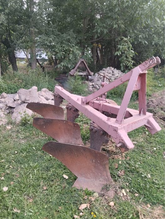 Плуг-соқа  трөх корпусный в идеальном состоянии.