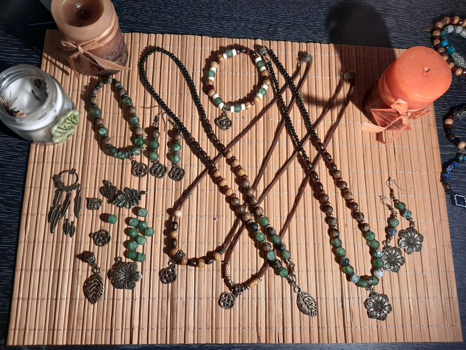 Ръчно изработени уникални бижута от полускъпоценни камъни. Подаръци.