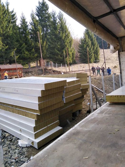 Vand case modulare pe structura metalica