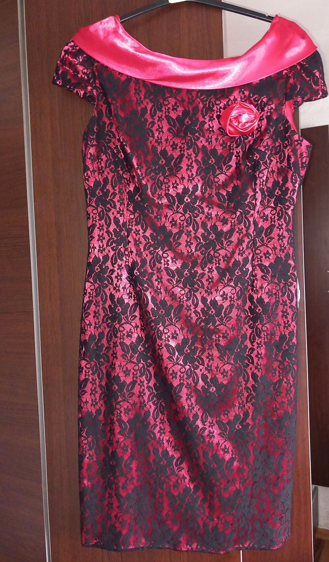 Rochie de ocazie purtată o singură dată. Mărimea 44.