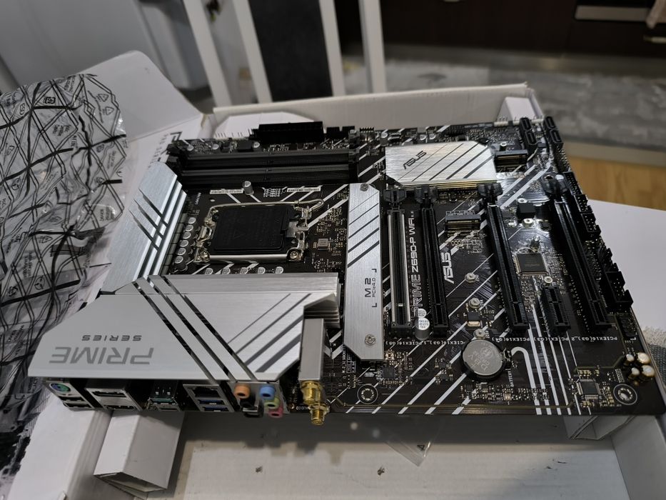 Placa de baza Asus PRIME Z690-P WIFI DDR5, nouă 


General
For