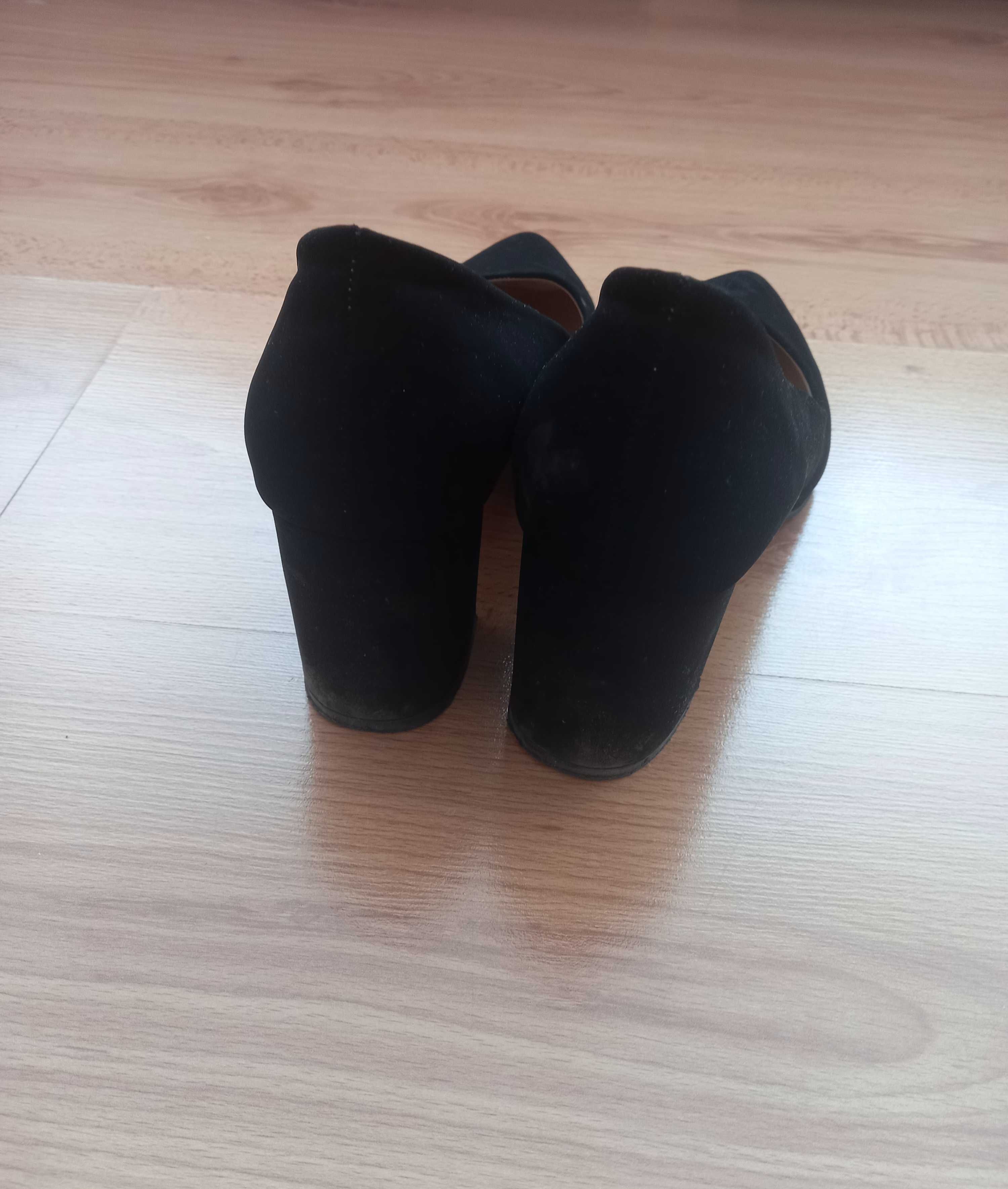 Черни обувки със среден ток