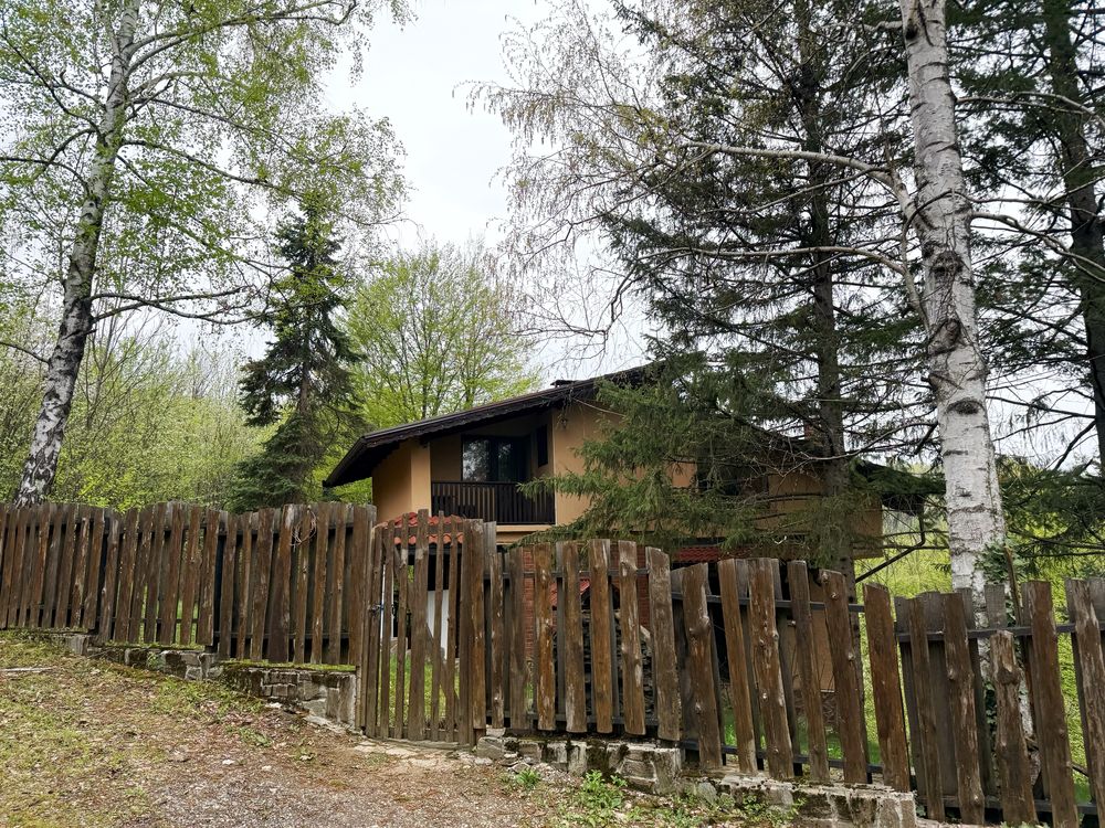 Продава двуетажна къща