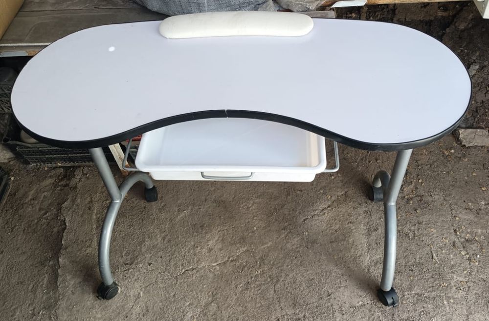 Маникюрный стол продам