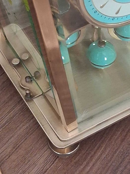 Продавам 400 дневен немски механичен часовник Kern