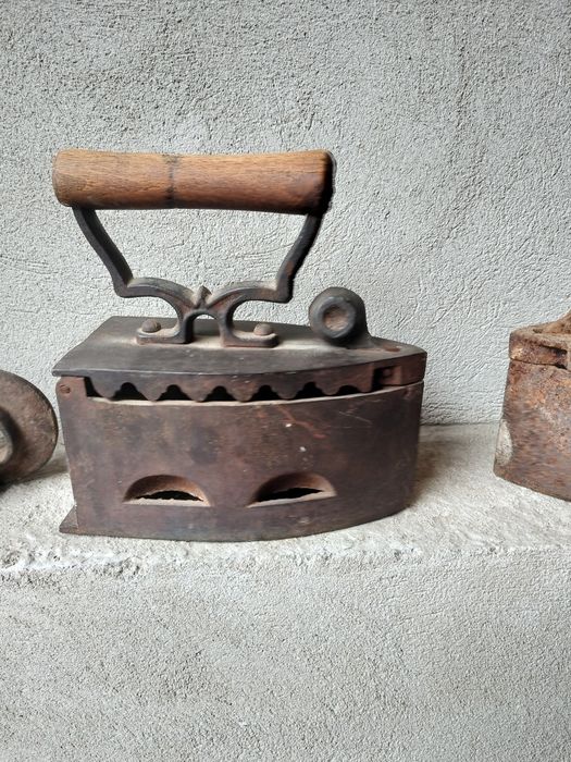 Fier de calcat vintage pe decor