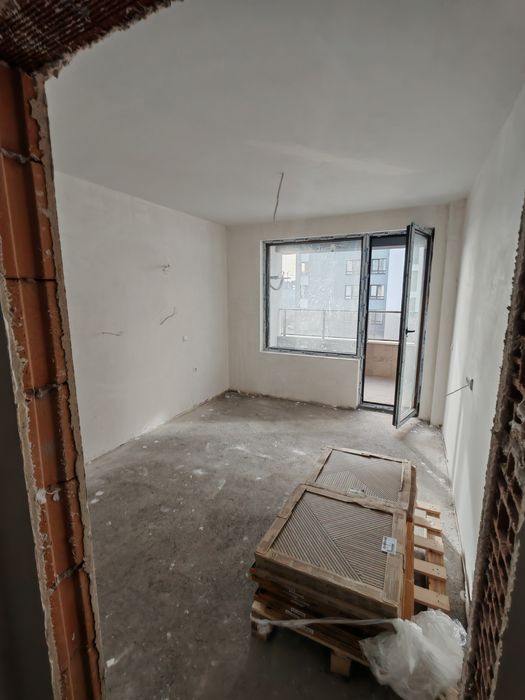 Двустаен апартамент. Паркомясто. Баня - до ключ. Стаи - на тапа.