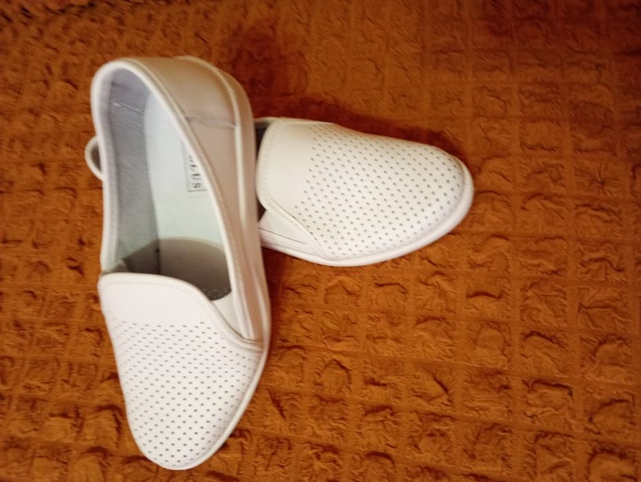 Vând pantofi albi