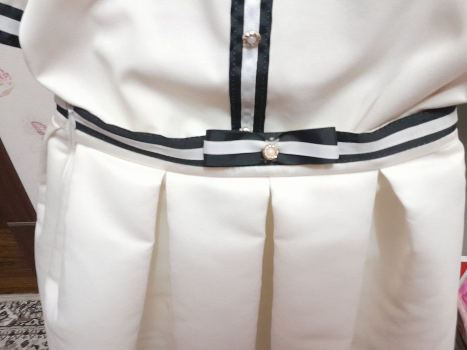 Qozaloqlar uchun oq kofta yubka