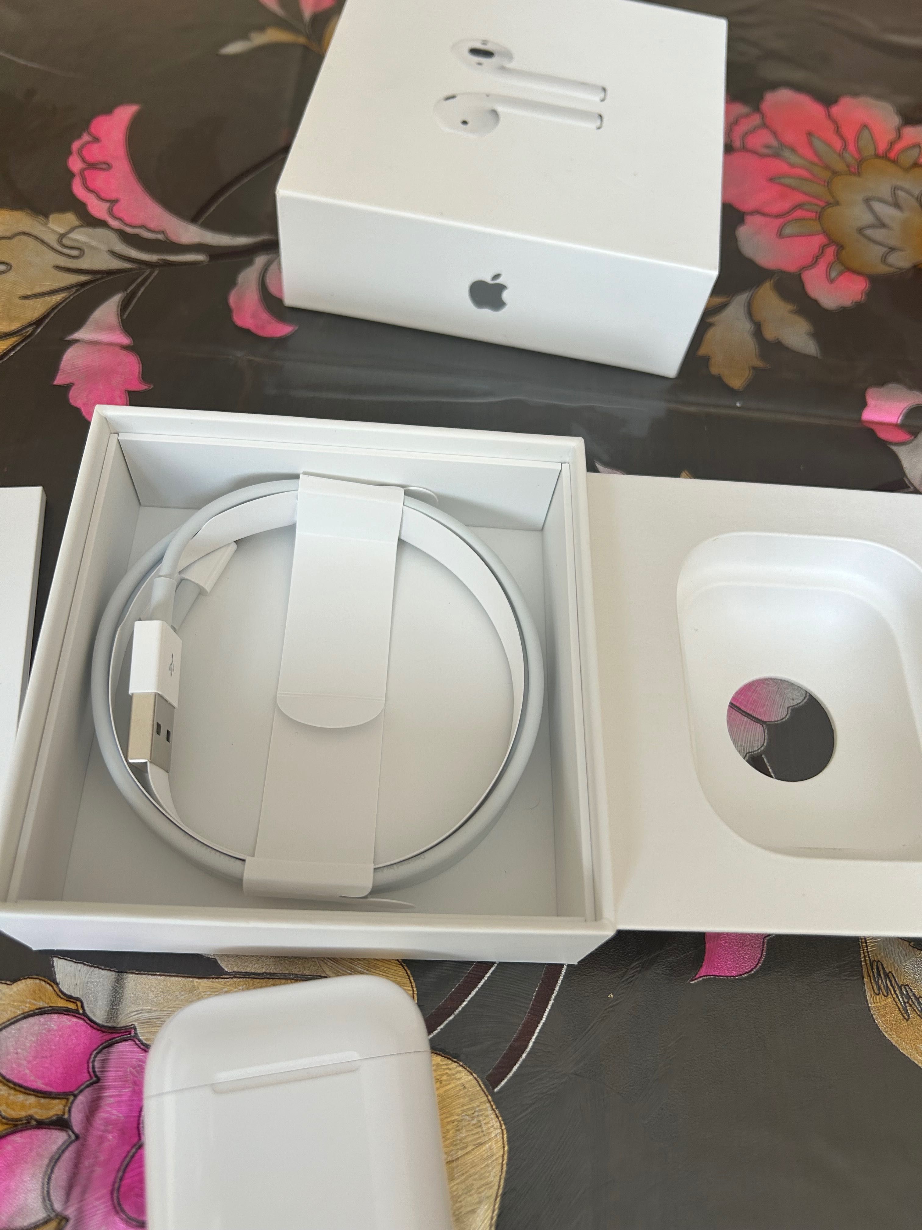 AirPods напълно оригинални ползвани са 2-месеца