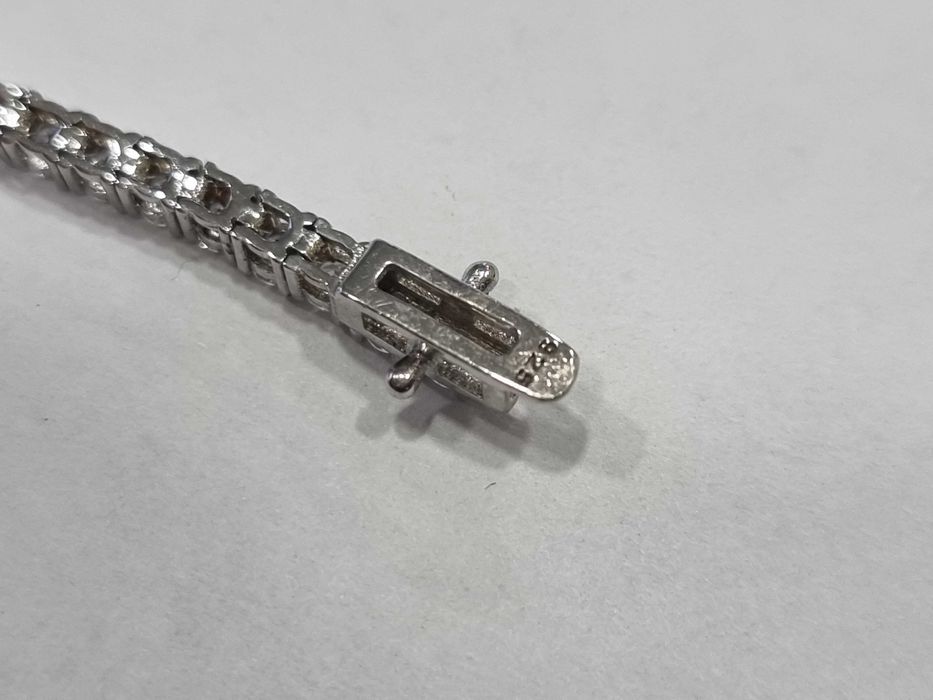 Красива дамска сребърна гривна с инкрустирани множество камъни