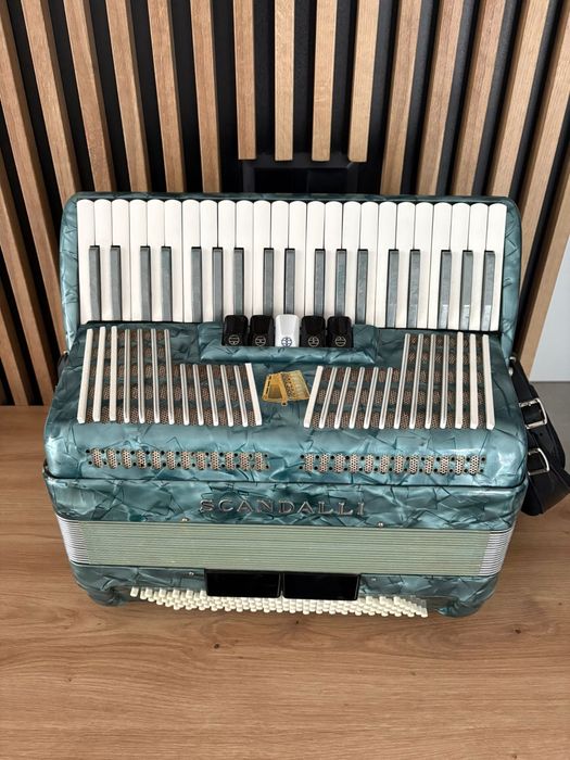 Acordeon Scandalli cu 120 de basi