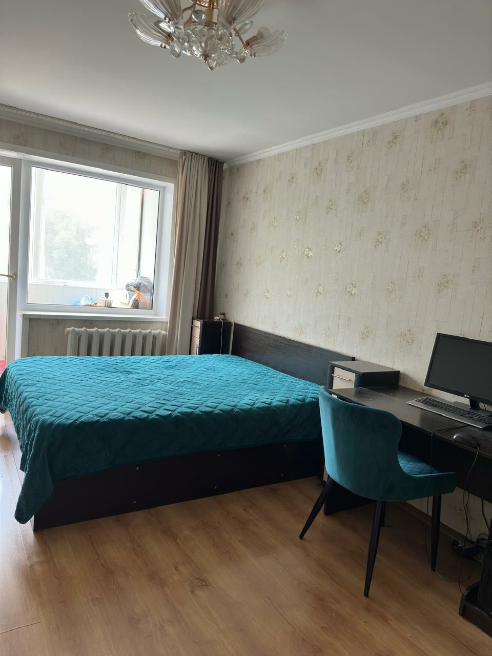 Продам  4 ком-ую в 7 микрорайоне дом 15