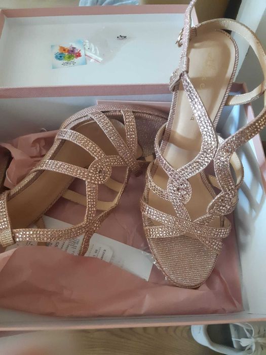 Sandale roz cu pietricele