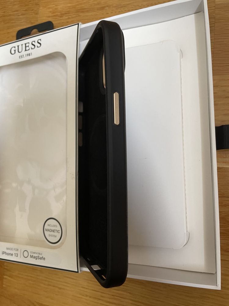 Husă GUESS iPhone 13 cu MagSafe