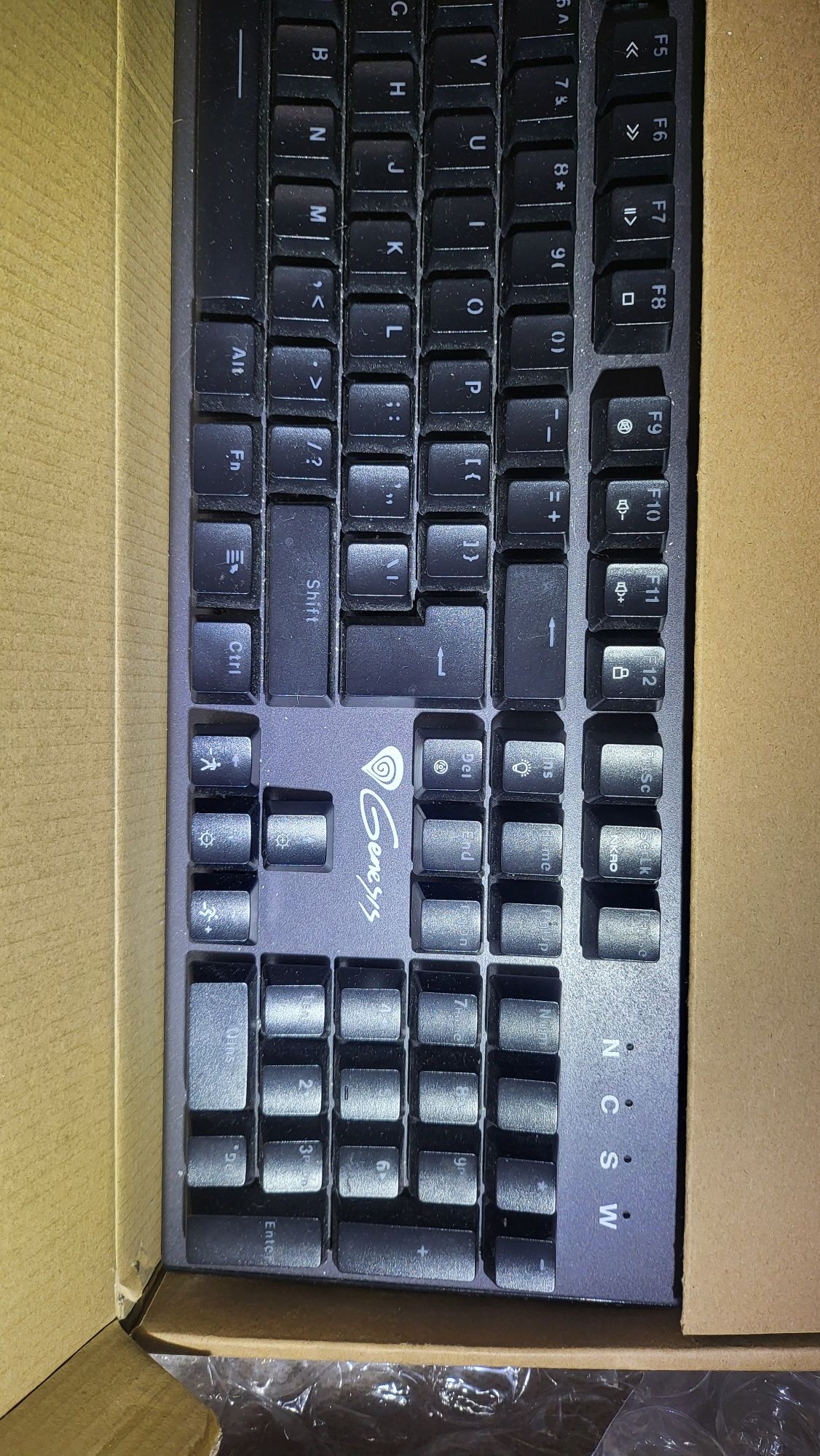 Гейвърска клавиатура Genesis Thor 300 tkl rgb и Genesis Thor 300