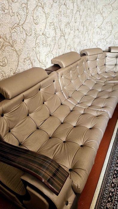 Уголок столи билан