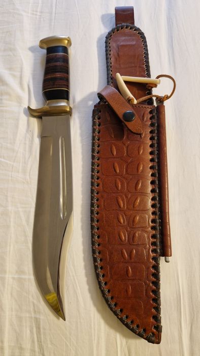 Cuțit cu teacă și pilă