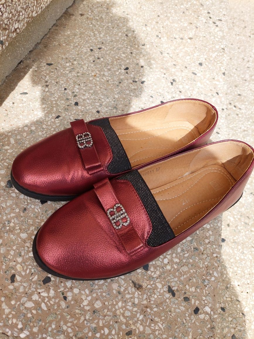 Удобни обувки в бордо цвят