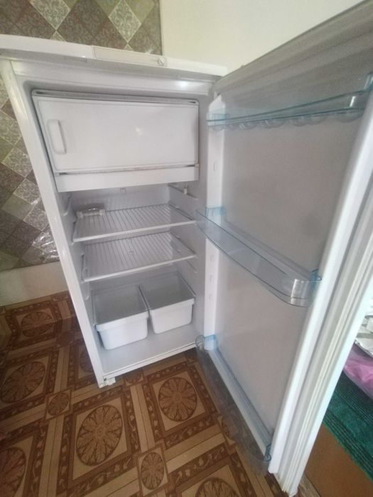 Muzlatgich sotiladi.