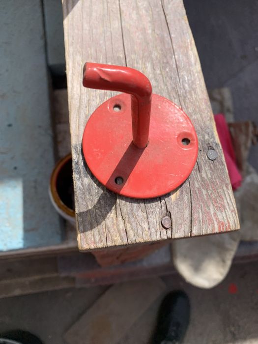 Стойки за пожарогасители за стенен монтаж