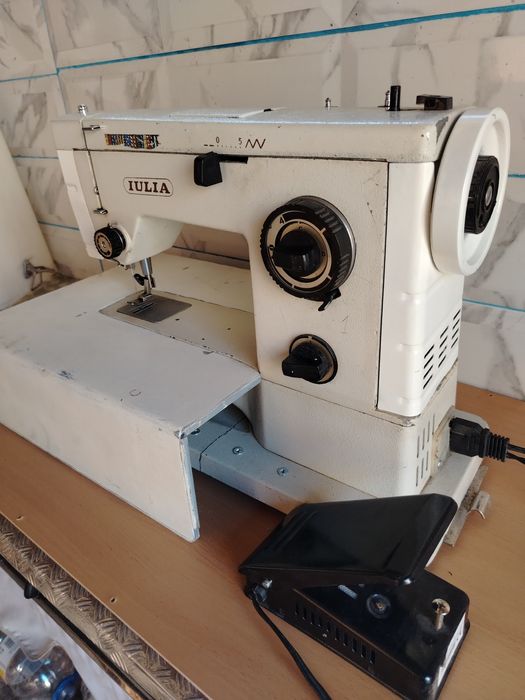 Mașină de cusut marca Iulia fabricată la Cugir