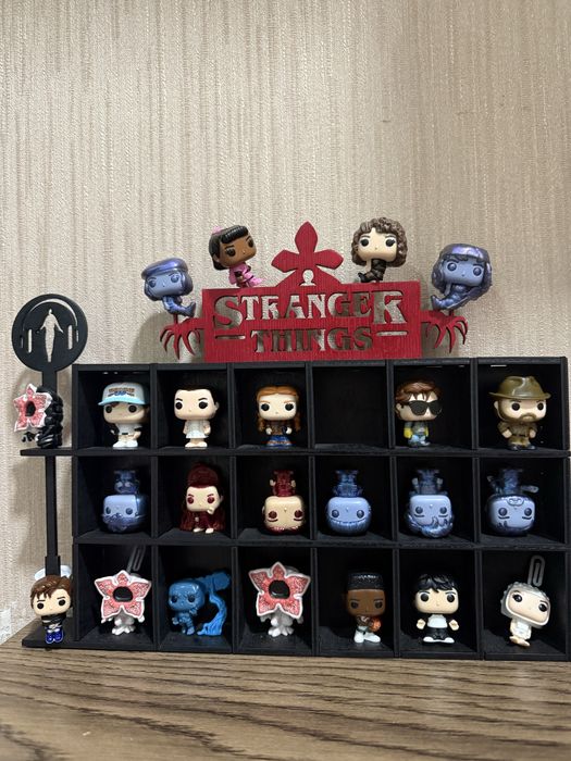 Продам всю коллекцию Очень странные дела/ ОСД kinder joy со стеллажом