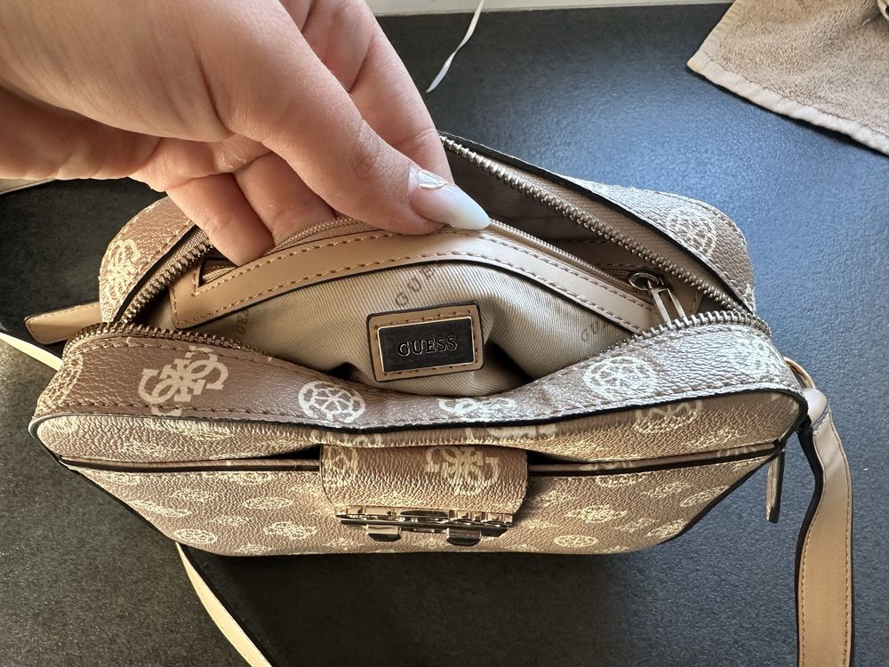 Дамска чанта Guess