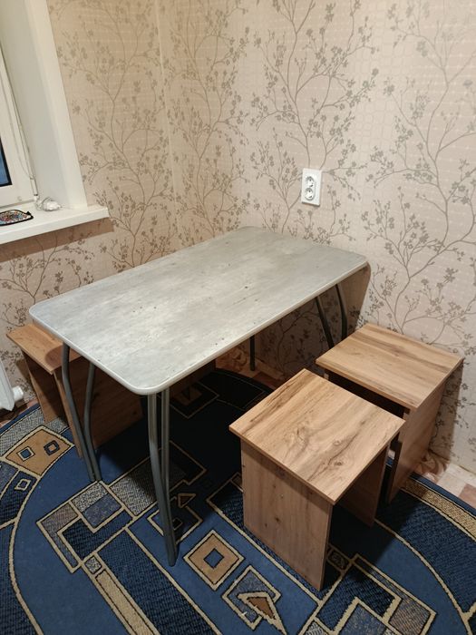 Продам кухонный стол со стульями. 4 шт.