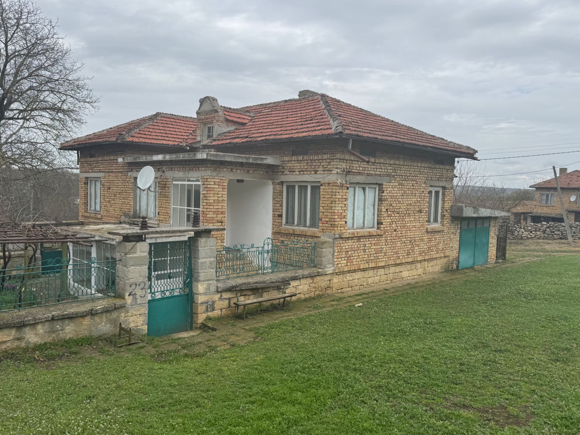 Къща в с. Есеница, общ. Вълчи дол, област Варна.