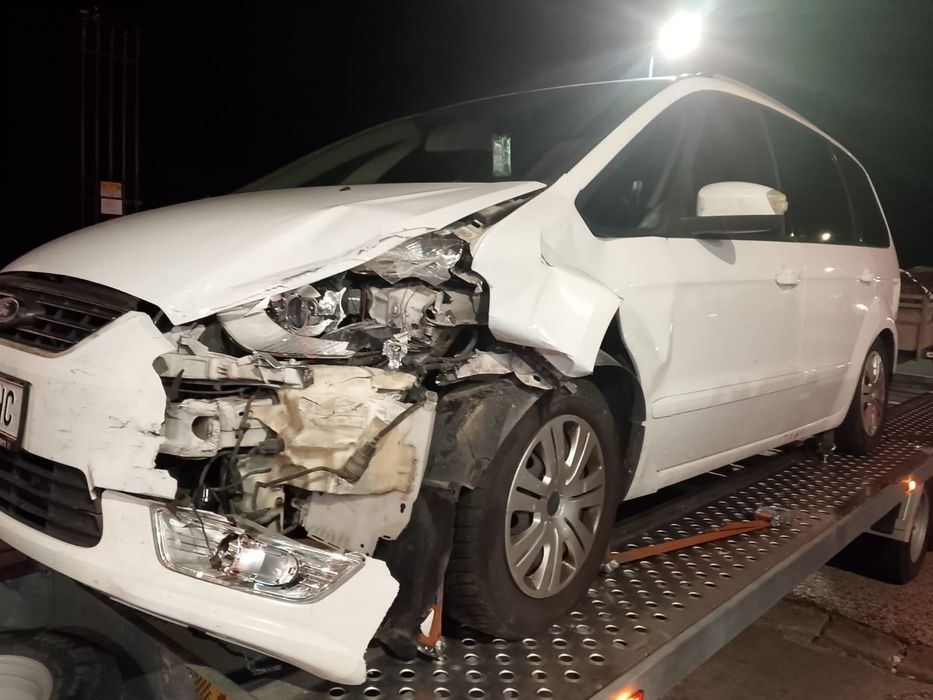 Vând Ford Galaxi  Avariat