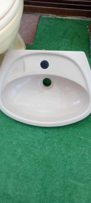 Мивка, тоалетна чиния и казанче