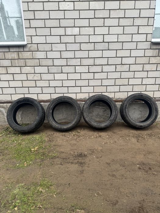 Продам комплект зимних шин недорого! 215/55/17.