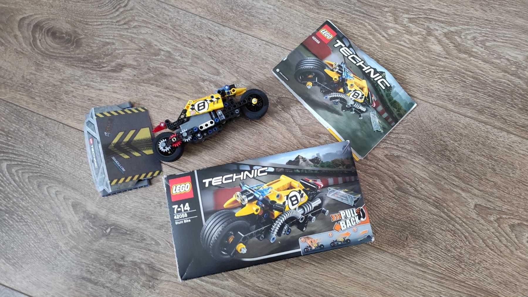 Лего спортен мотор и състезателна кола или спортен камион.  Lego