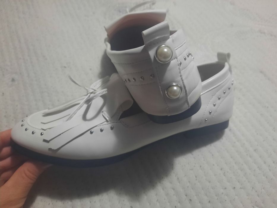 Loafers albi, nr 36. NOI.  Recomand pentru un picior ingust.
