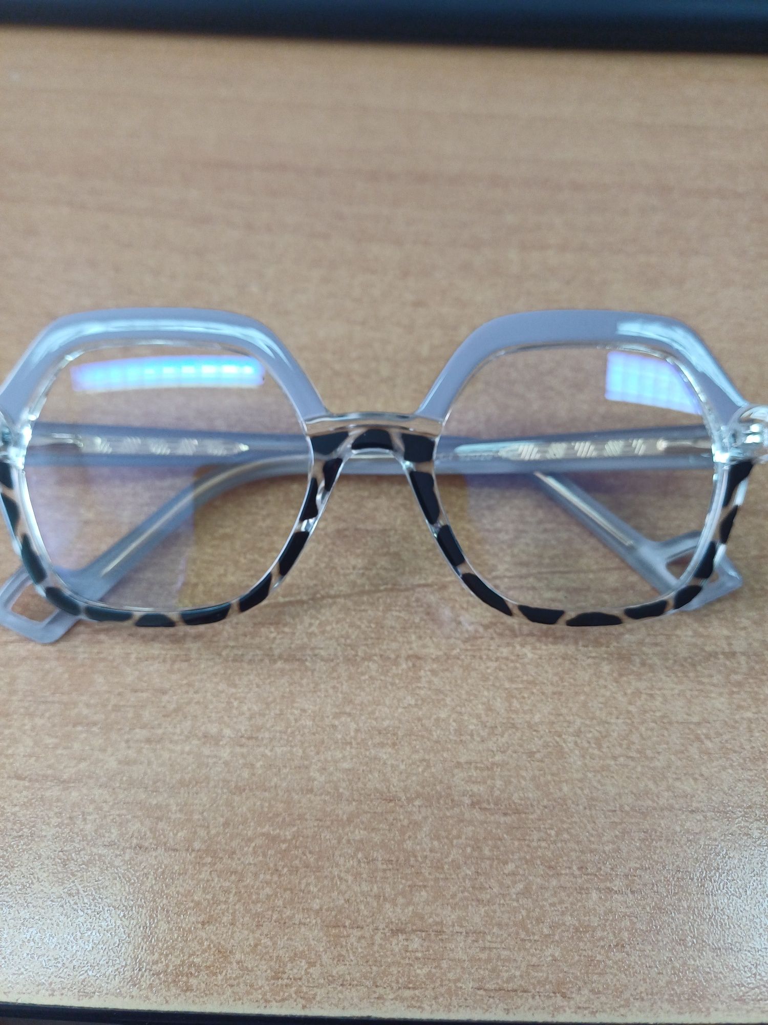 Чисто нова рамка за очила