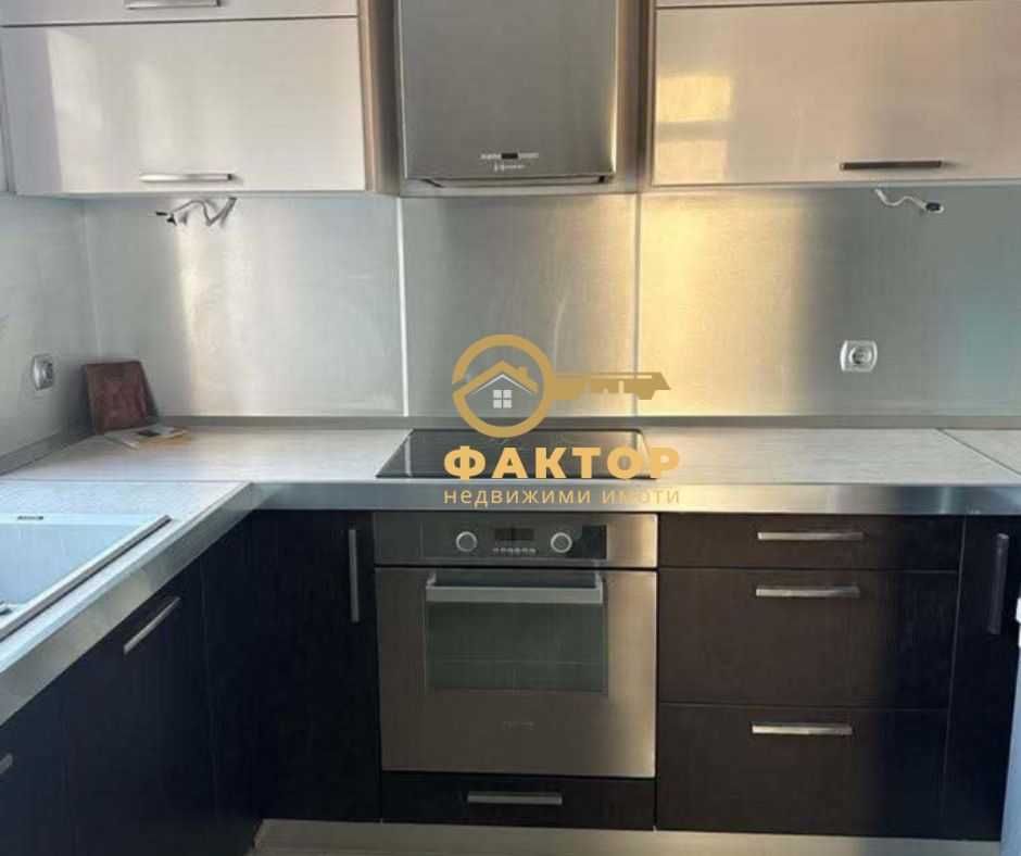 Тристаен апартамент в К. Париж