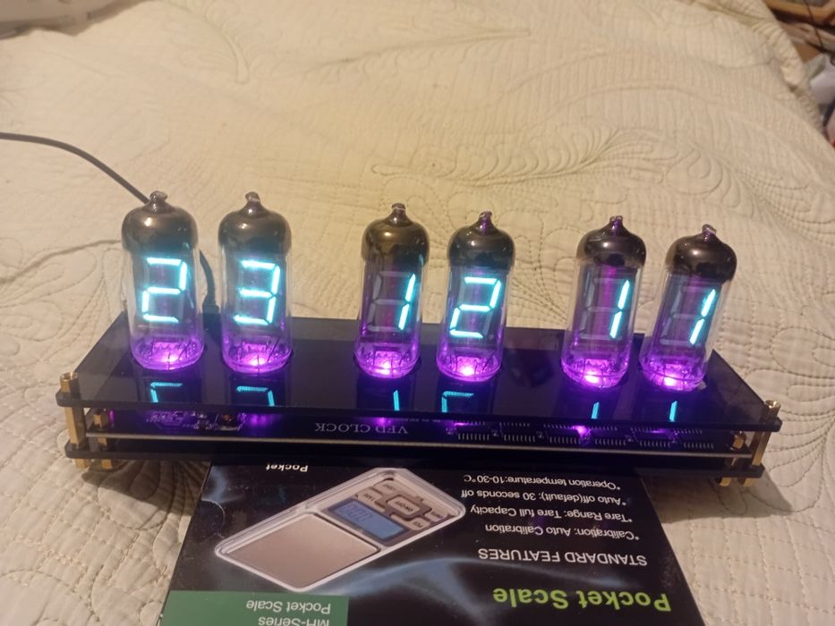 Часы на советских люминесцентных индикаторах ИВ-11