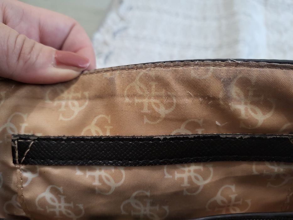 Малка чанта с дълга дръжка Guess