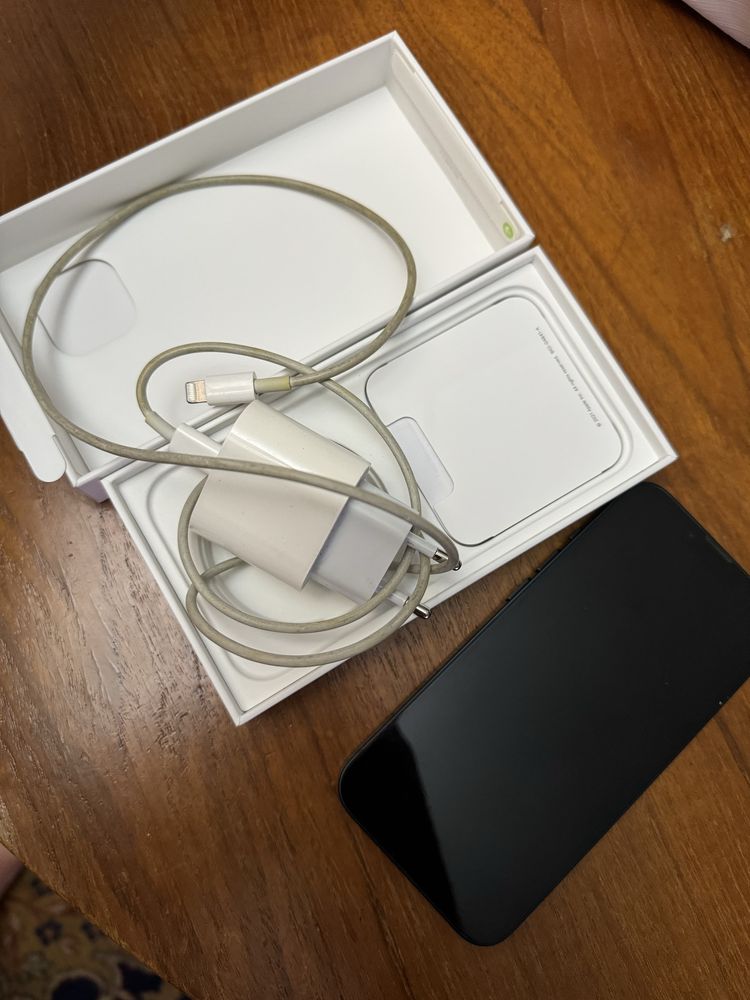 Продавам Iphone 13 ,Midnigtht,128 gb