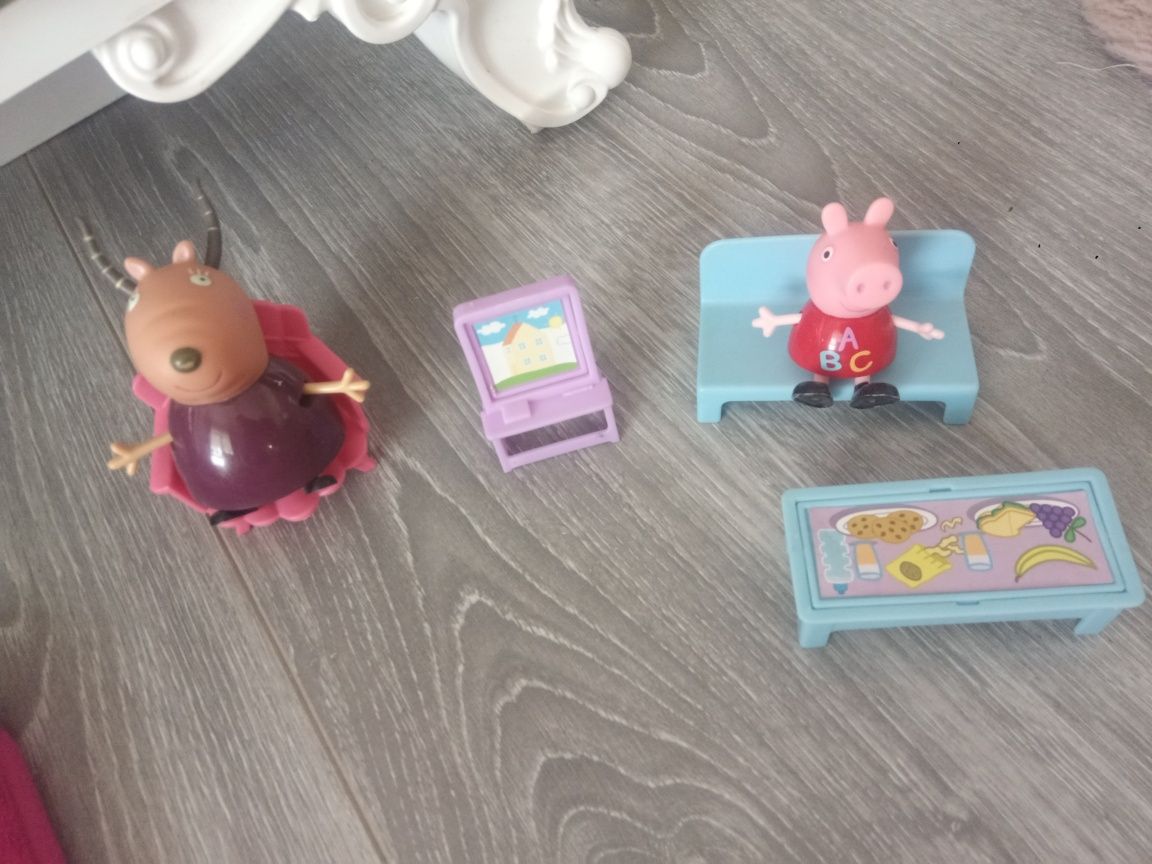 Școală Peppa pig, Miss Gazelle